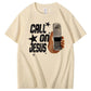 Sjov T-shirt med 100% bomuldsprint og et "kald til Jesus"-mønster